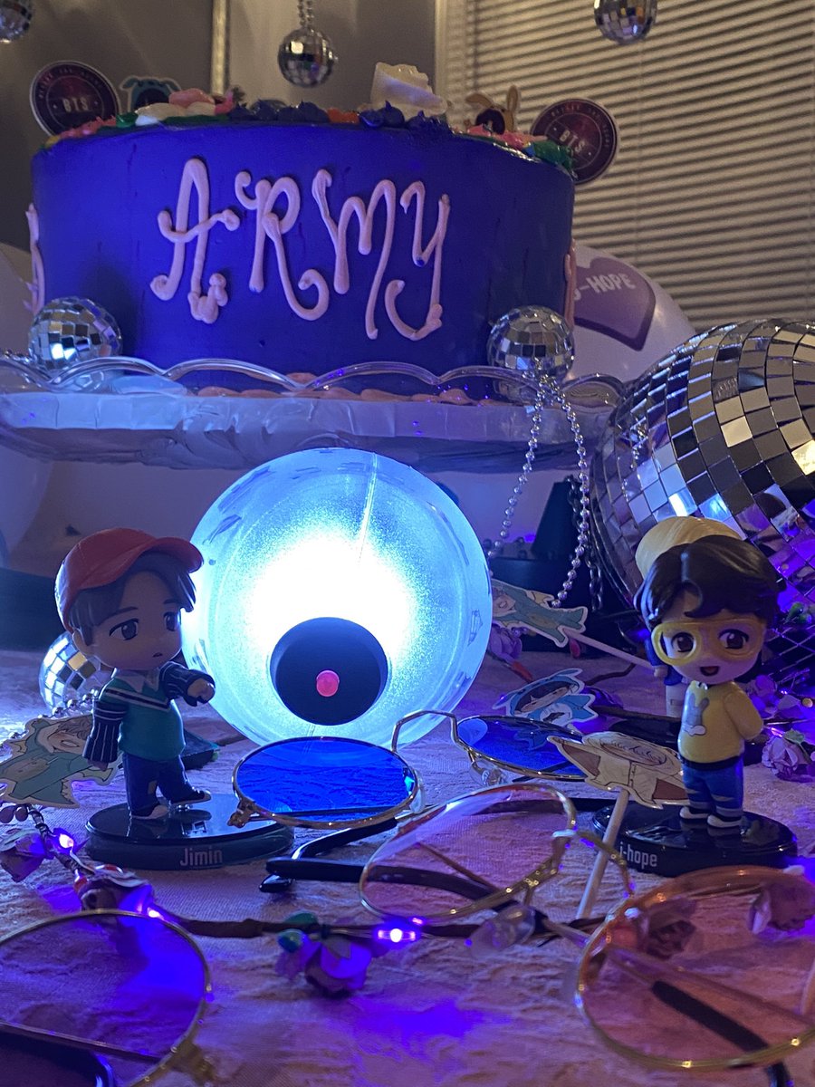 Imm1025's tweet photo. Thank you @Redrosebakery for our amazing cake. We loved it!!! 💜💜💜

#BTSONLINECONCERT #BTS #MapOfTheSoulOne #Army #ArmyCake #BTSCake #IPurpleYou https://t.co/VMpyHD6fW4