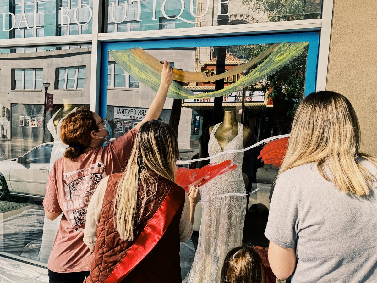 MoState_UA's tweet photo. we had a wonderful time ✨Decorating Downtown✨ with @MOStateHoco this morning in Park Central Square! we can’t wait for the rest of homecoming week!! https://t.co/QWDnYuMF7N