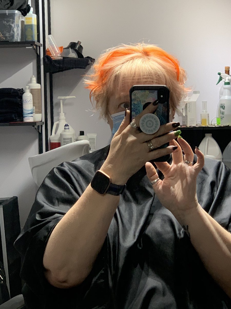 Back to my blonde, but with an orange stripe...for Halloween, of course! 🎃 👻🧙🏻‍♀️#orangehairdontcare #Halloween2020 #halloweenhair