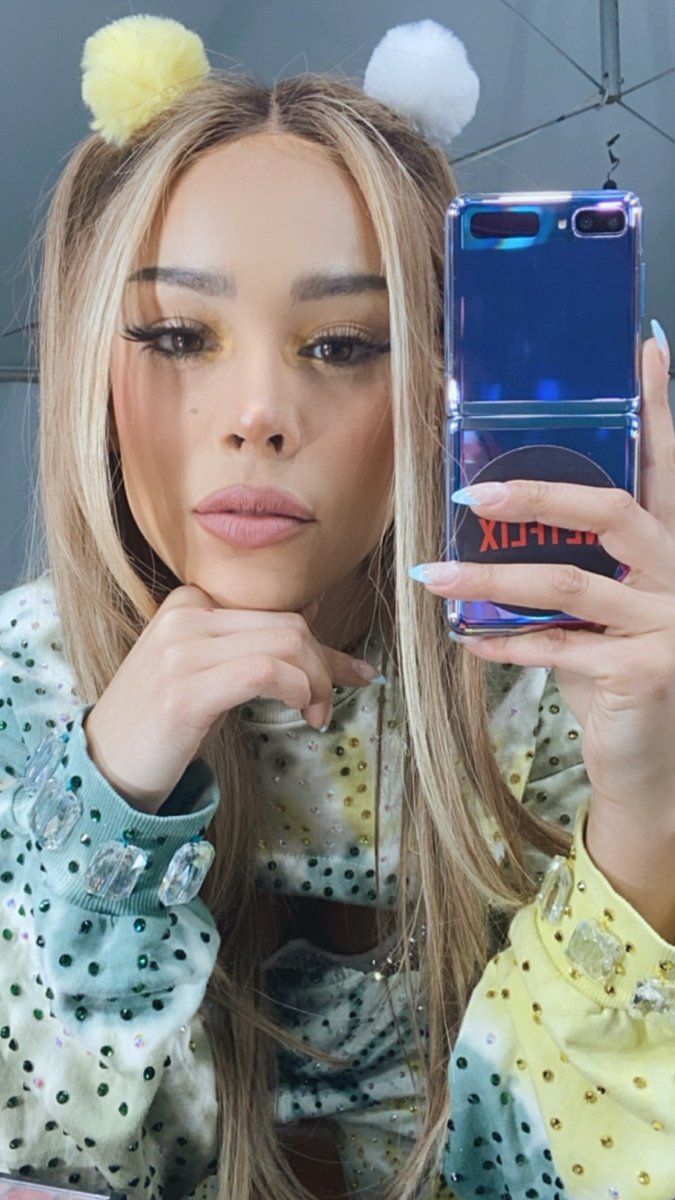 dannajustdanna's tweet photo. Cuando crees en el talento se crean grandes cosas ✨ Samsung #GalaxyZFlip 💜 trae un proyecto muy cool con 4 reconocidos diseñadores mexicanos, vayan a verlo 💙 https://t.co/8vJYuxxybC https://t.co/2c1t5u5F5n