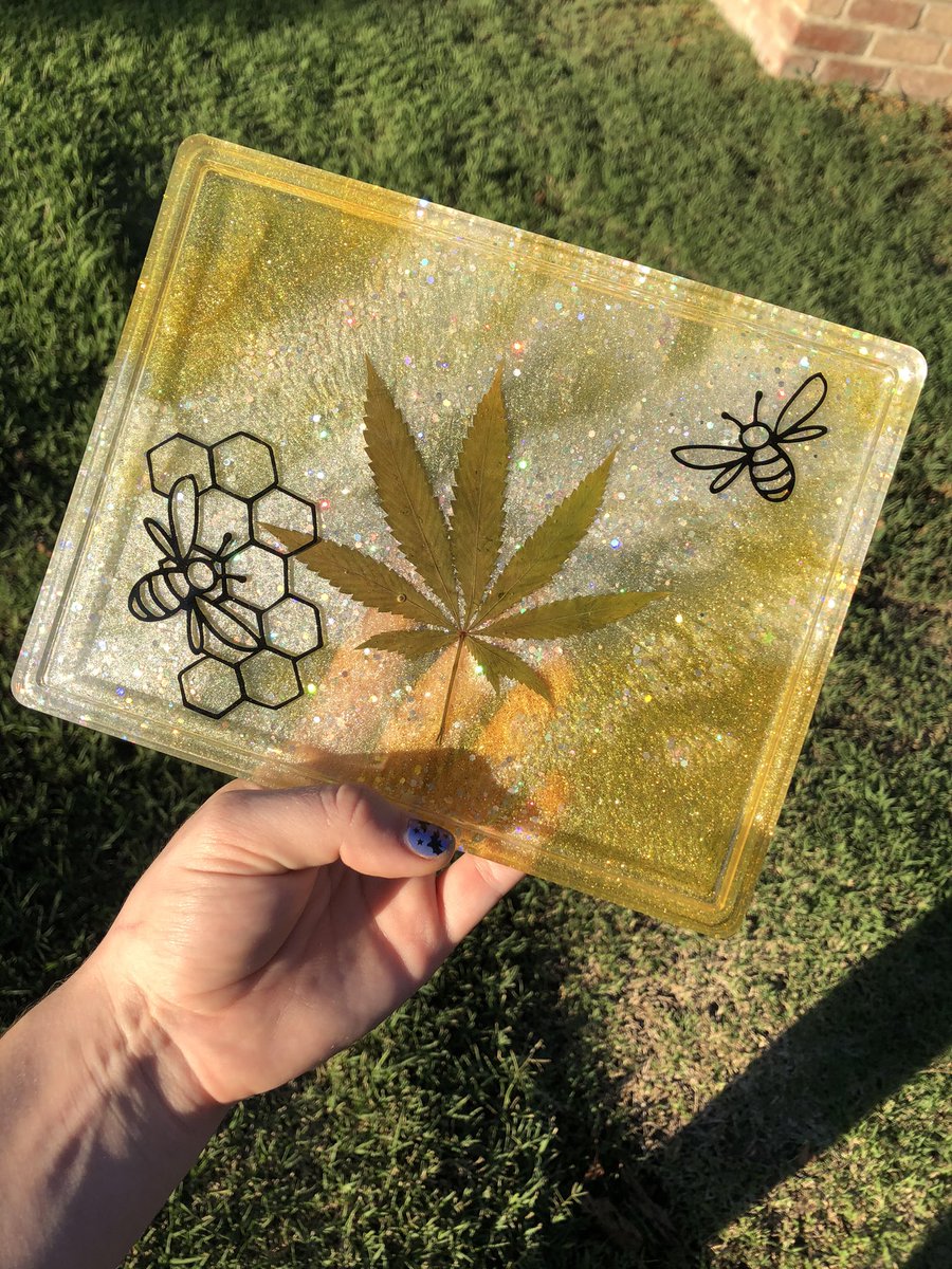 peachy_girl_art's tweet photo. I just added 4 large rolling trays/trinket trays to https://t.co/ADafZByDs4! Go check them out if you need something pretty to roll on! 💕🌿 https://t.co/gfJMBkuJsN