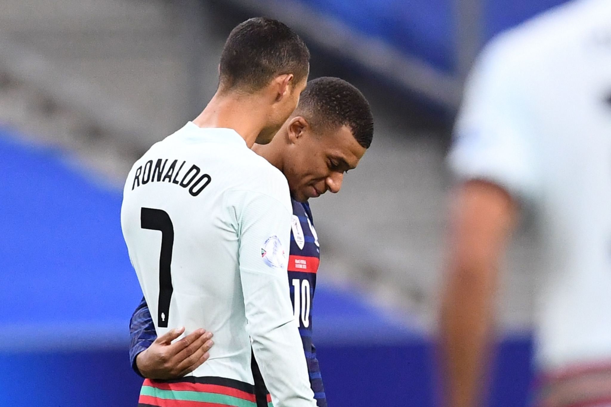 Cristiano Ronaldo y Kylian Mbappé se saluda tras el Francia-Portugal.