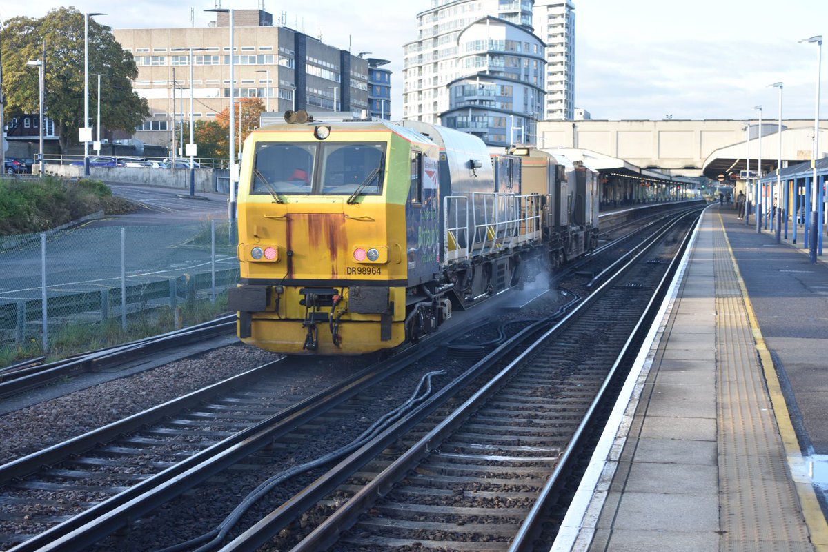 LeicRailAle170's tweet photo. @Coastway_Will #TwitterTrainGallery Woking 11.10.20 https://t.co/VsCNbe6BzC