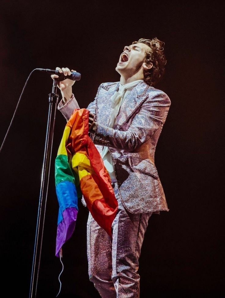 Happy National Coming Out day!! Harry being a supportive, unproblematic, king·a thread· #NationalComingOutDay  