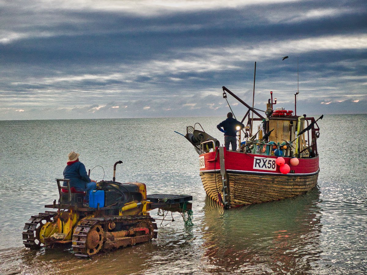 andy_sycamore's tweet photo. Gorgeous early morning photographing the men and boats of @Hastings_Fish in action #Hastings https://t.co/OzYIhejZ68