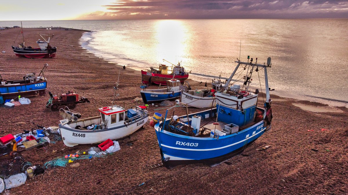 andy_sycamore's tweet photo. Gorgeous early morning photographing the men and boats of @Hastings_Fish in action #Hastings https://t.co/OzYIhejZ68