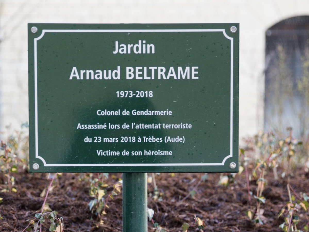 Enthoven_R's tweet image. #ArnaudBeltrame n'est pas "victime de son héroïsme" mais du terrorisme et des impies qui se prennent pour Dieu. 
Les auteurs de cette expression, qui célèbre la victime en cachant le bourreau, sont soit des lâches, soit des fourbes, soit des imbéciles, soit des socialistes.