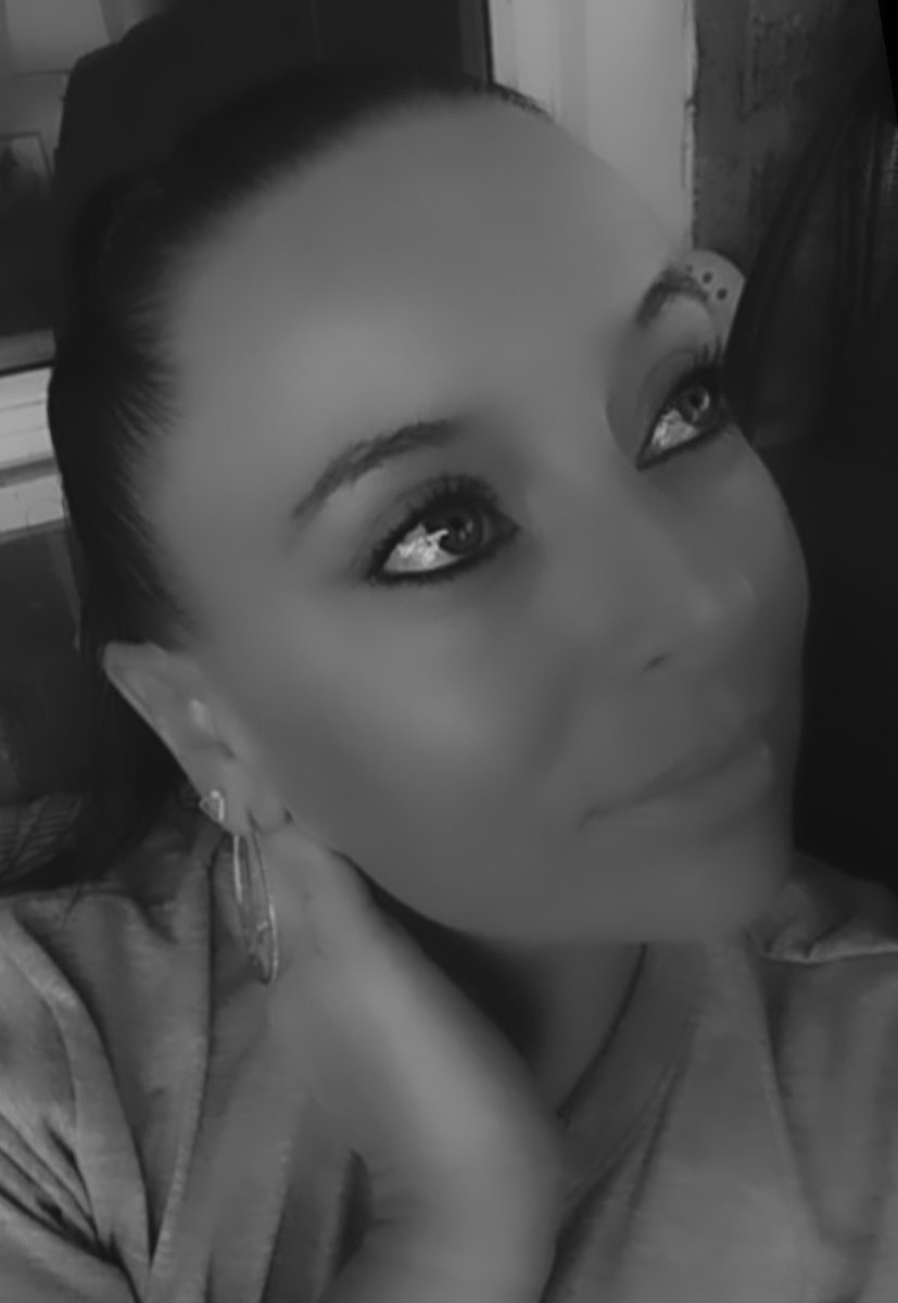 Brittain1980's tweet photo. Old school kinda girl.
Always falling in love with the trees.
That beautiful fucking sky.
Old books.
Heartbreak.
Loss.
AND
The people my heart NEVER had the chance to meet... #justme #blackandwhitephoto #SundayFundayVibes #lovingmesomeme #itiswhatitis #iamwhoiam #themeyestho https://t.co/gRj55WiX0S