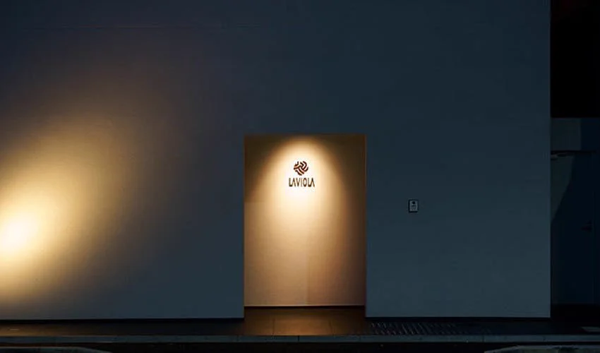 モダンな客室、クラフトビールやハーゲンダッツなどが無料のバーラウンジ… 京都の「La Viola」が凄い！！