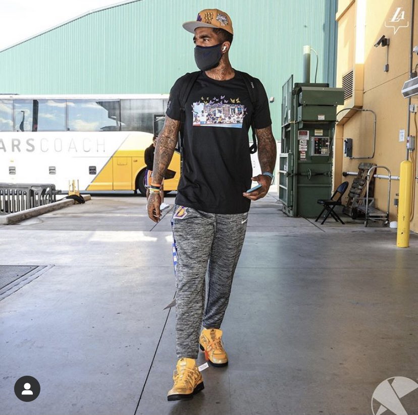 yooaadriennee's tweet photo. my sister’s boyfriend designed a kobe tribute tee that made it in to the bubble!!!!! #JRforPresident https://t.co/AQGUtjuuru