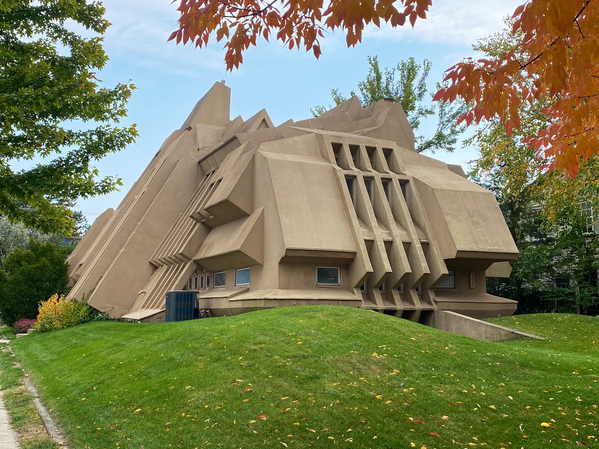 Dub__A's tweet photo. Kirsch Home
Oak Park, IL https://t.co/057bpdqM4z
