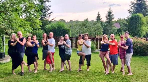 TSteky's tweet image. #Tango je pro nás nejen tanec. Je to sdílení beze slov. Podpora jeden druhého, schopnost ztišit se a vnímat druhého, stejně, jako s druhým i společně tvořit.
Pro nás je to i komunita přátel, kteří se v této těžké covidové době podporují, dodávají si optimismus, odvahu a naději...