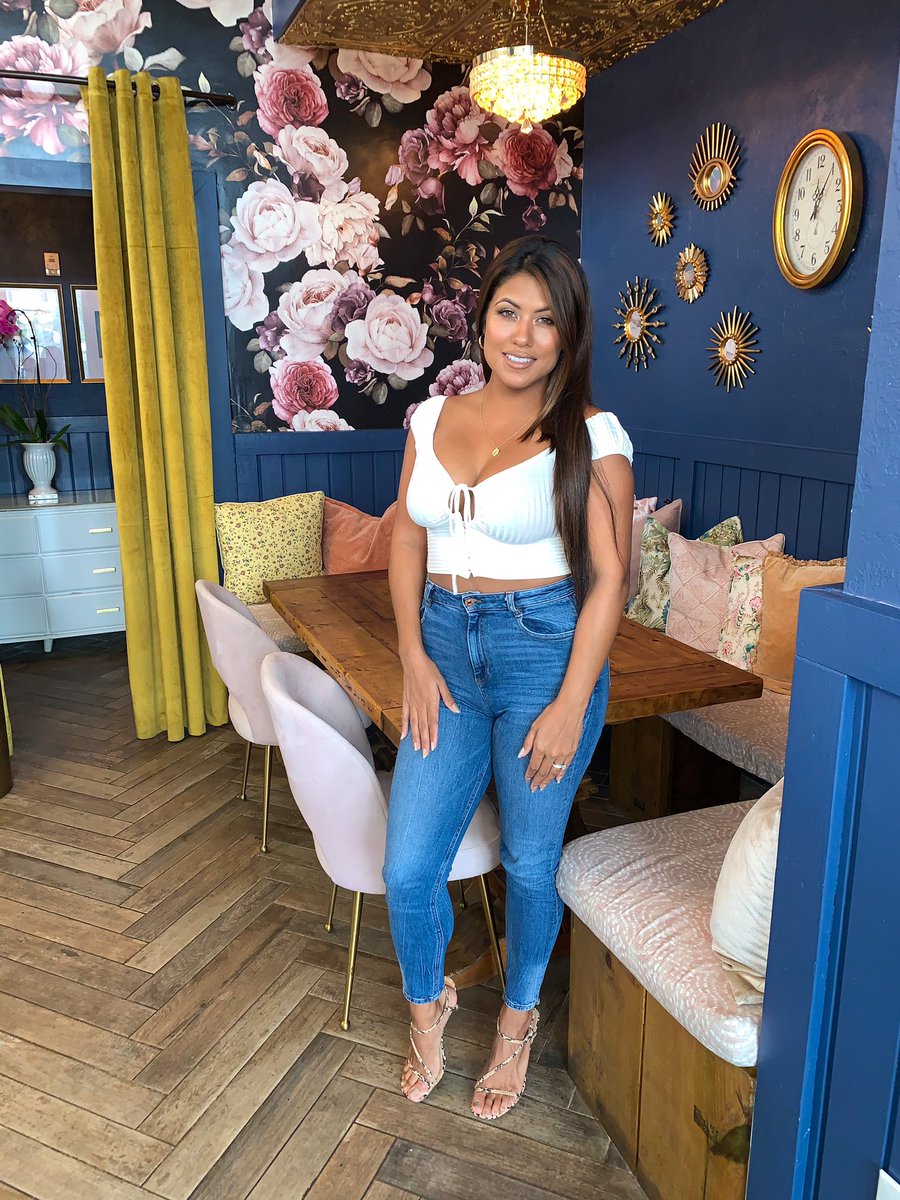 KrissyCamachoRE's tweet photo. One of my favorite spots in Miami - @littlehen_ 🍵🌸🌻
•
#littlehen #midtown #miami #citylife #cityrealtor #breakfast #brunch #afternoontea #hightea #miamirealtor #tea #cityofmiami #realtorthings #realtor #realestate #teatime #welcometomiami #sellingmiami https://t.co/5gQFrSzm6q