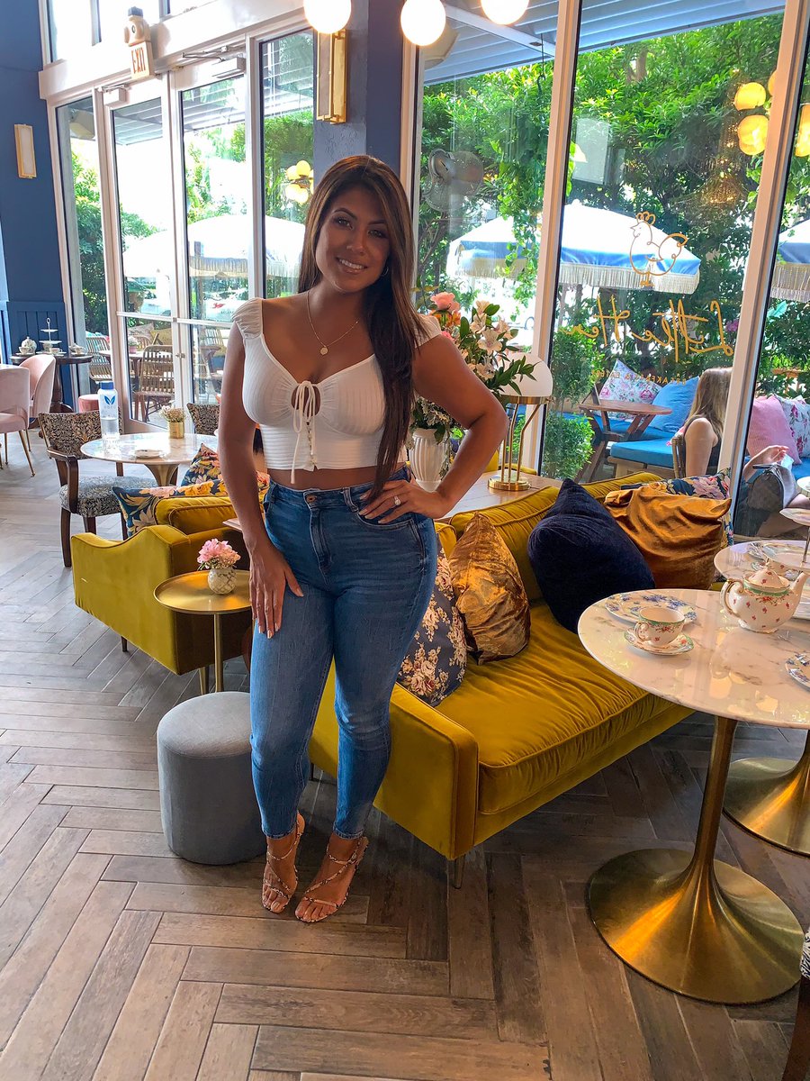 KrissyCamachoRE's tweet photo. One of my favorite spots in Miami - @littlehen_ 🍵🌸🌻
•
#littlehen #midtown #miami #citylife #cityrealtor #breakfast #brunch #afternoontea #hightea #miamirealtor #tea #cityofmiami #realtorthings #realtor #realestate #teatime #welcometomiami #sellingmiami https://t.co/5gQFrSzm6q