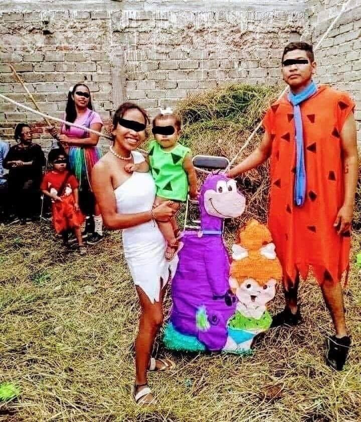 QuadratinEdomex's tweet photo. #OrgulloDePadres
🤗😍 En redes se viralizo esta familia, tras festejar de manera temática a su pequeñita como “Los Picapiedra”, la familia fue blanco de burlas y discriminación, nosotros creemos que se merecen un gran reconocimiento, el amor de padres es infinito 🤗😍 https://t.co/MvmktH0nO1