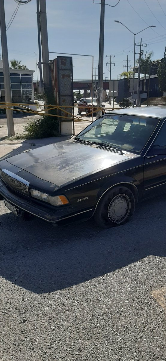 ALEXROUSSE_007's tweet photo. Un transito para remover este auto del estacionamiento en Rufino Tamayo nte de #saltillo @policiasaltillo puede ocasionar un accidente https://t.co/mB1JEDpWg1