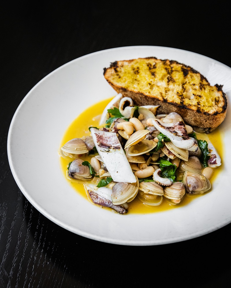 Seafood_School's tweet photo. This week SSS@Home fires up the barbie with Rockpool Bar &amp; Grill exec chef, Corey Costelloe. His grilled squid and clams with jamón serrano, wine and white beans is a deliciously easy yet impressive  dish.
Details: https://t.co/YeogJlz1vu https://t.co/kP46wCTxF3