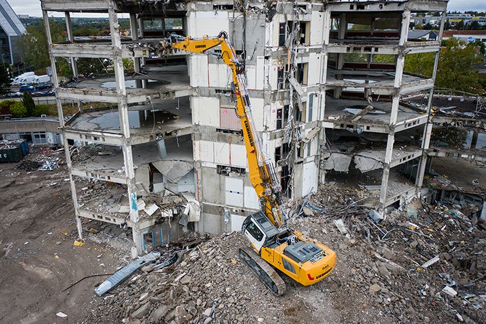 australiahqj's tweet photo. The Liebherr-France SAS development and production site launches a new machine on the global market:  #Construction #crawler #demolitionexcavator #emissions #environment #Liebherr #Tier4 #Tier4Final https://t.co/LLP7pdUI8s https://t.co/vFkQVBiyXs