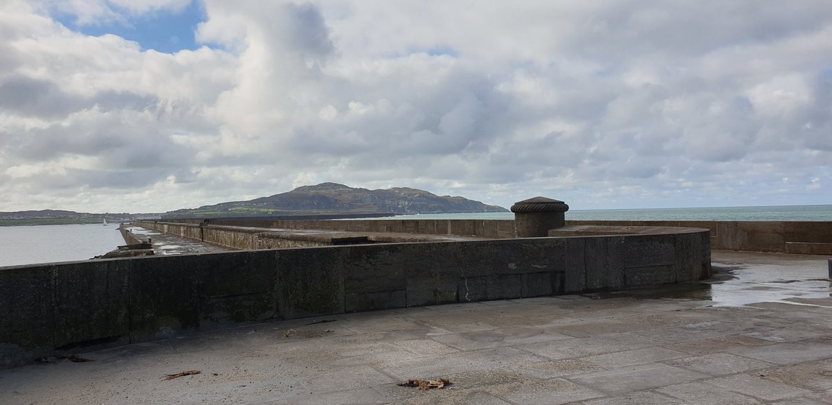 First visit to #Holyhead #Breakwater #Anglesey today with @WildWildWomble so peaceful and amazing views from the lighthouse at the end over the island towards the #snowdoniamountains and back towards #holyheadmountain