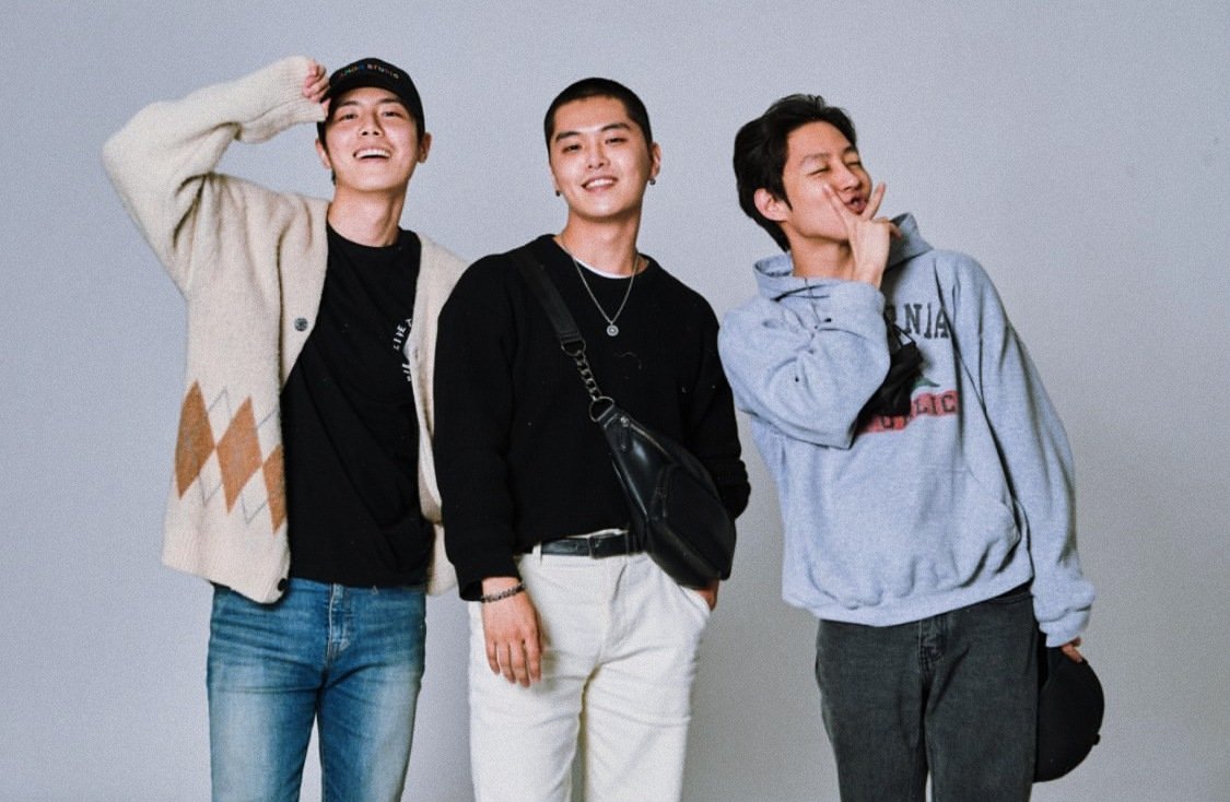 woosungnet's tweet photo. "Dojoon's not here but he's here"

Hajoon' last pictures with his members before his enlistment today. I'M CRYING https://t.co/7pFsdxqZiw