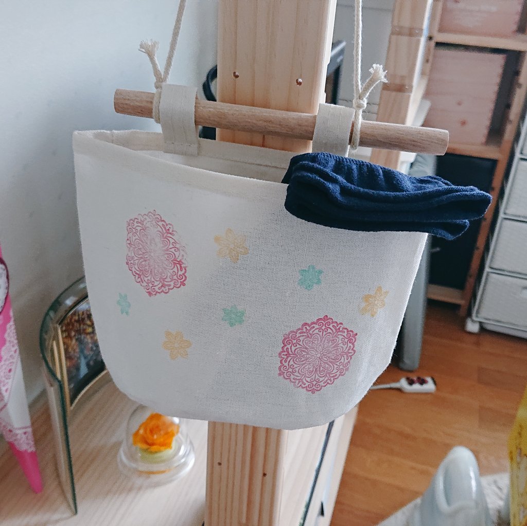 Kana Mimiiro 朝からリメイク Seriaで購入した 無地のウォールポケットを 布用スタンプで 可愛らしい感じにしました W ﾉ スタンプ技術がイマイチで キレイに押せてないんだけど 柱に掛けて ちょっとした小物入れに ハンドメイド リメイク