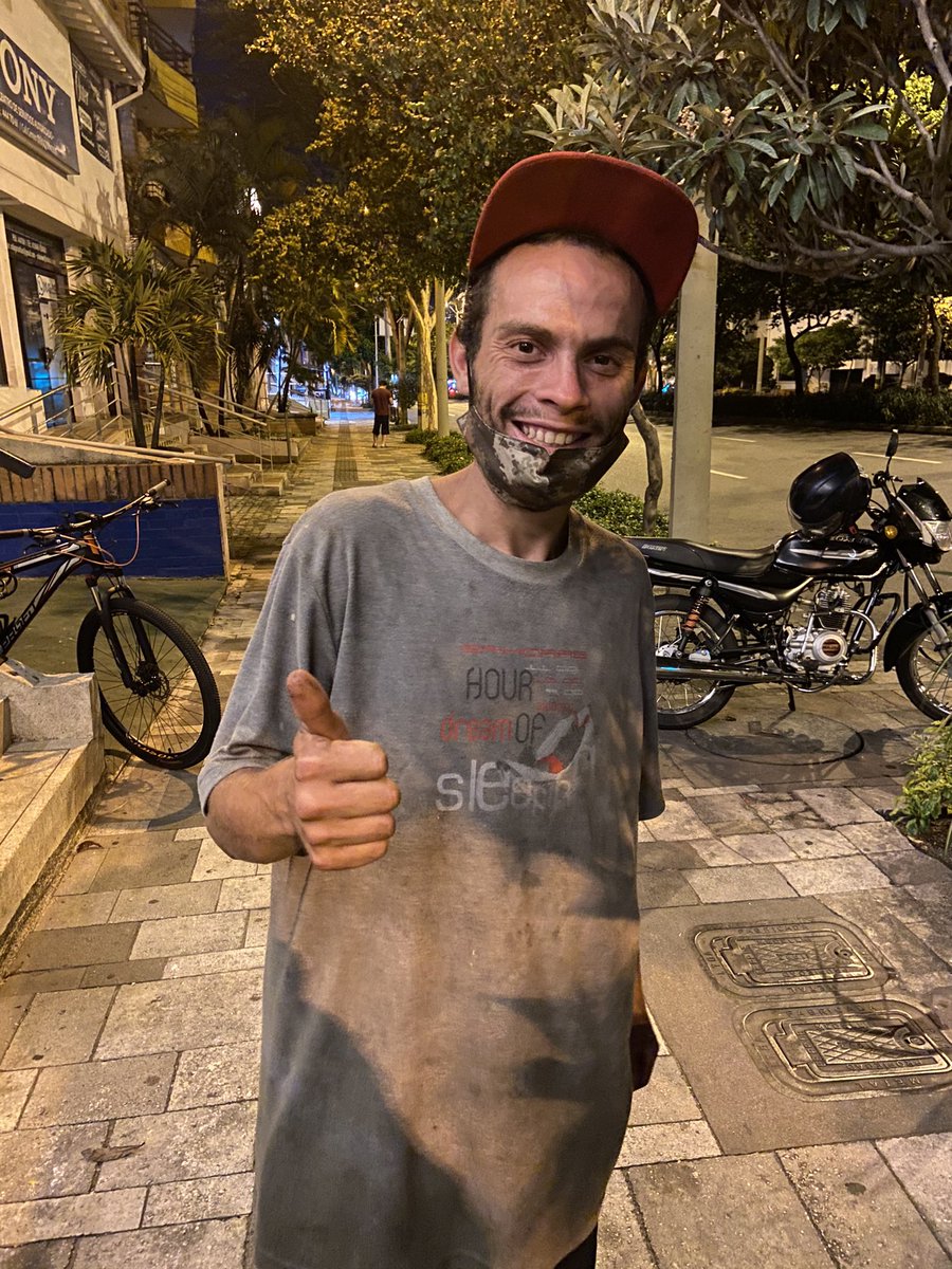 gerardbermon's tweet photo. A Juan acabo de conocerlo. La pandemia le cambió la vida. Tiene 26 años. Me pidió que publicara este tuit por si alguien tiene para ofrecerle una oportunidad de empleo. Hace jardines pero es especialista en trabajos automotriz y carpintería. Su FB: https://t.co/tAYpkdmIXa https://t.co/NcABgsPJFw