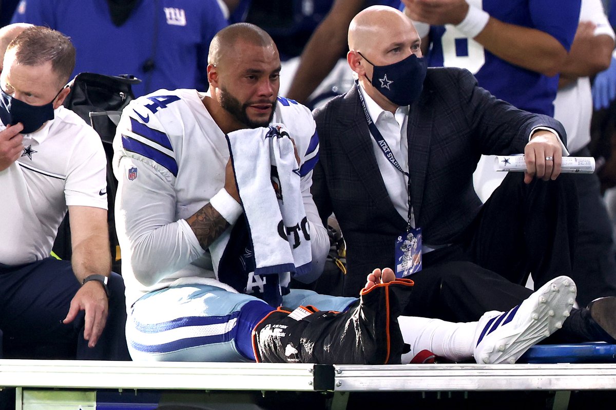 SC_ESPN's tweet photo. Dak Prescott, QB de los Dallas Cowboys, sufrió una de las lesiones más impactantes del año y se retiró llorando del duelo ante los New York Giants. Será operado hoy mismo de su tobillo y se perderá toda la temporada. https://t.co/gwsbsA8pa0