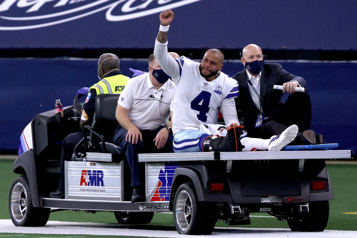 SC_ESPN's tweet photo. Dak Prescott, QB de los Dallas Cowboys, sufrió una de las lesiones más impactantes del año y se retiró llorando del duelo ante los New York Giants. Será operado hoy mismo de su tobillo y se perderá toda la temporada. https://t.co/gwsbsA8pa0