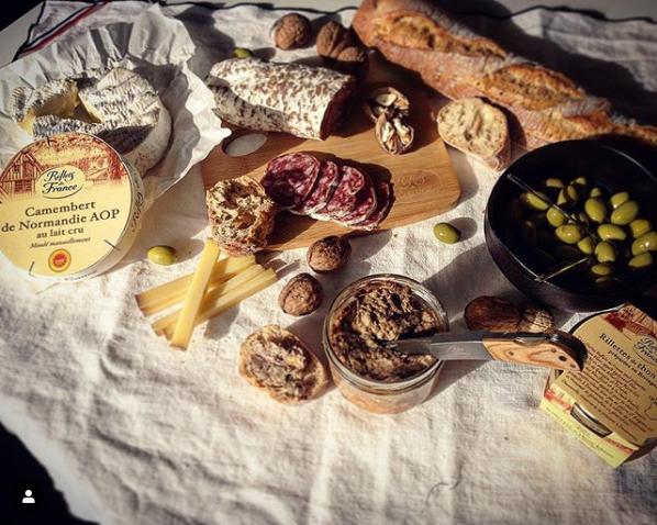 AmallyaBraun's tweet photo. Pique nique réussi grâce aux délicieux produits  vendus chez @CarrefourFrance  et reçus grâce à @voo_fr !

À retrouver en exclusivité chez @CarrefourFrance 
#goûtsdestraditions #refletsdefrance #libéronsnossaveurs #sponsorisé #carrefour #ambassadrice https://t.co/IiaZEBKMaw