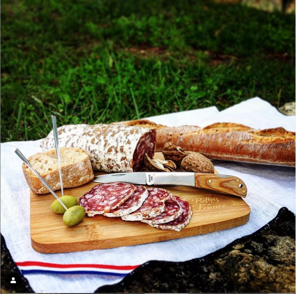 AmallyaBraun's tweet photo. Pour finir cette journée pique nique avec @voo_fr ,  coup de cœur Reflets de France, le saucisson sec d'Auvergne ! Il est excellent !
À tester et à retrouver en exclusivité chez @CarrefourFrance !
#goûtdestraditions #carrefour #refletsdefrance #libéronsnossaveurs #sponsorisé https://t.co/yPZFZPv2DO