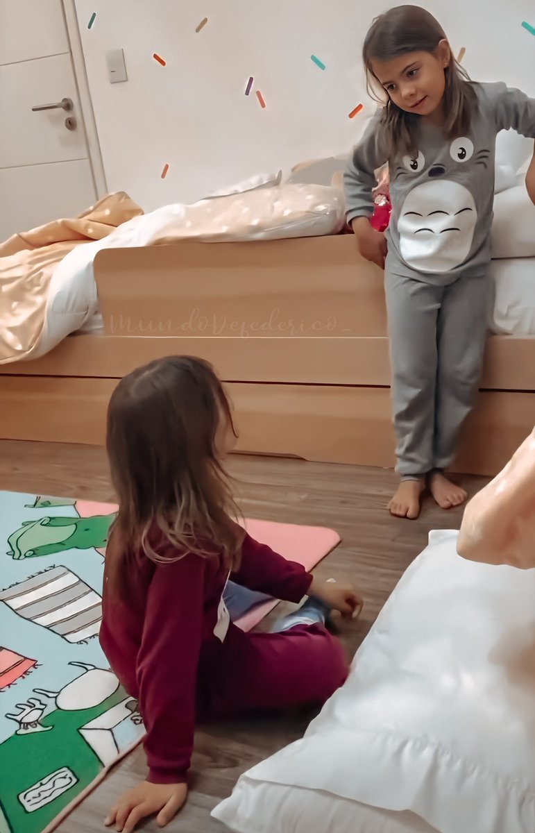 charobellfran's tweet photo. Hay una pequeña diferencia de miradas de Charis hacia sus hermanas.
El amor hacia Belu👈👉 La mala onda con Fran https://t.co/tSx20qUtRP