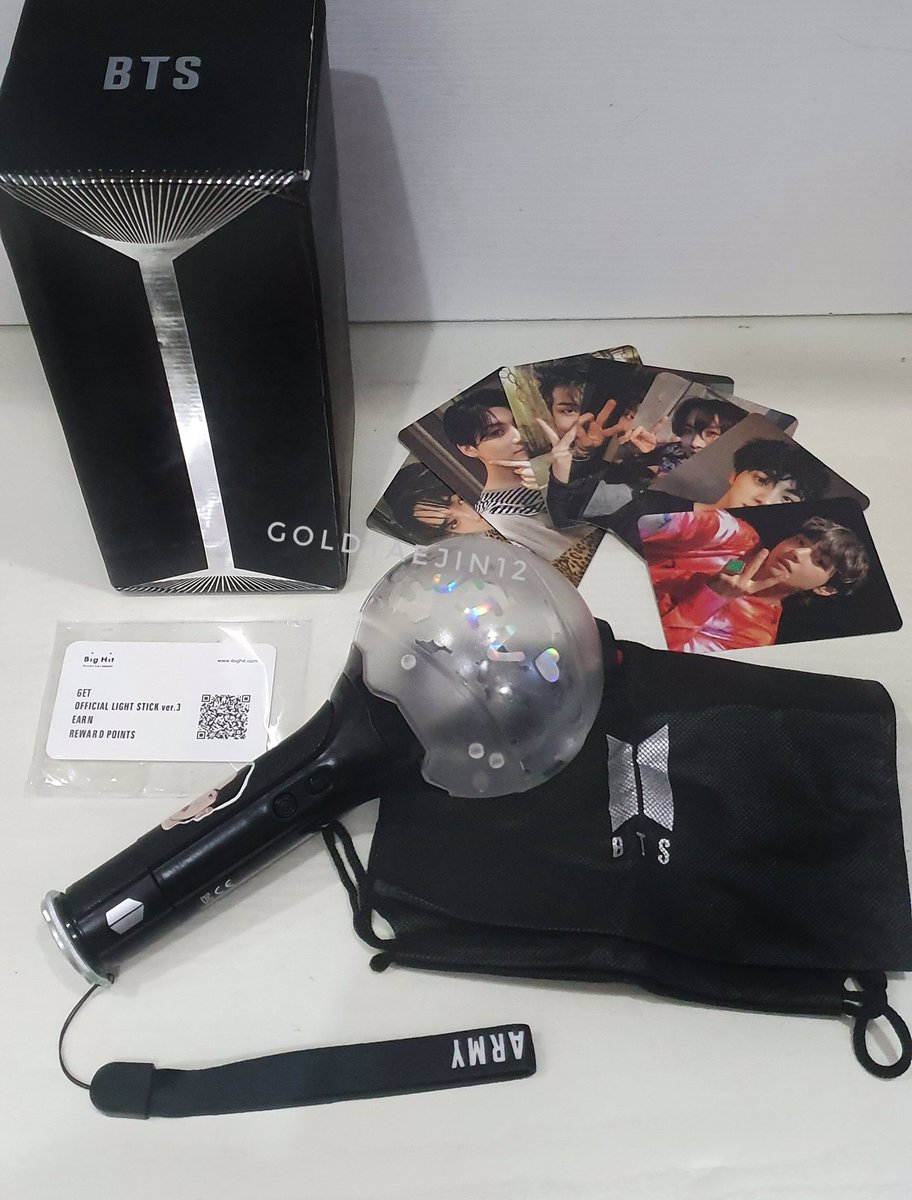 GoldTaejin12's tweet photo. Done ordered Army Bombs ver4, when it arrive iโll start to giveaway my ver 3 with complete photocards set. There are Jinโs stickers on it but can easily removed. Rules probably same with BE album ga.
Hope itโll arrive soon ๐
#BTS #btsgiveaway #armylightstick #armybombgiveaway https://t.co/lCJ6Hw94eo