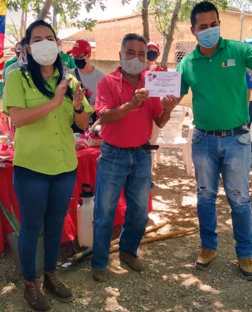 En aras de fortalecer la Gran Misión AgroVenezuela, estuvimos en la Comuna Vencedores de Carorita (Edo. Lara), articulando con el Poder Popular y haciendo entrega de certificados, financiamiento de semillas, bioinsumos y herramientas. #EnCombateContraElCovid19