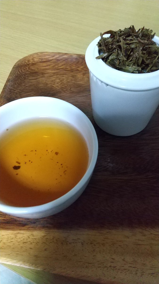 紅茶店で働いていますが、家でゆっくり飲んだことなかった❗️ダージリンからのサンプルグームティー1stキリッと爽やかな渋みがあり、グリニッシュで朝には良い。