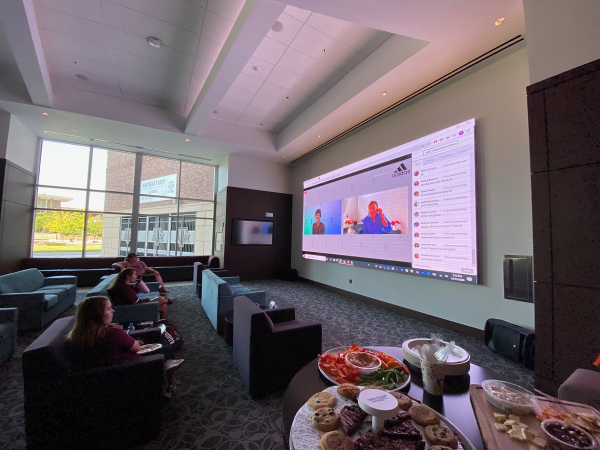 _WomenLeaders's tweet photo. Day 1️⃣ is in the books! We kicked off our first virtual convention with a 💥, and we can't wait to see what #WomenLeadersX has in store for tomorrow! 💚💙#StrongerTogether https://t.co/IdDKU1gzcQ