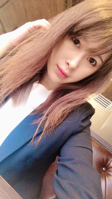 朝のうちに化粧終わらせとくと気が楽  髪の毛かわかす時間なくてぱっさぱさんなった https://t.co/mOjr1COxQF