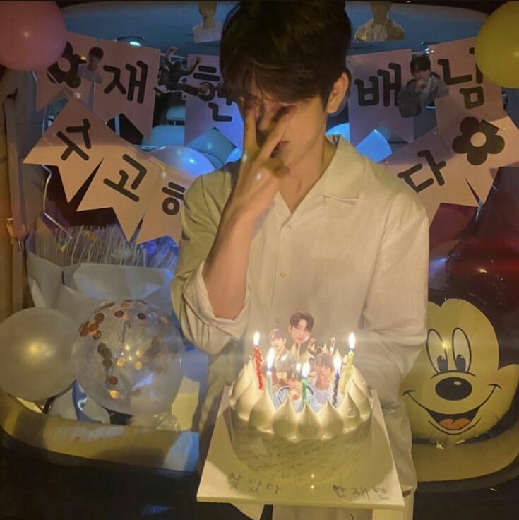 ExMTuan93's tweet photo. pip pip~ siapa yang mau beli balon 😸😸 https://t.co/gGsFSvHU10