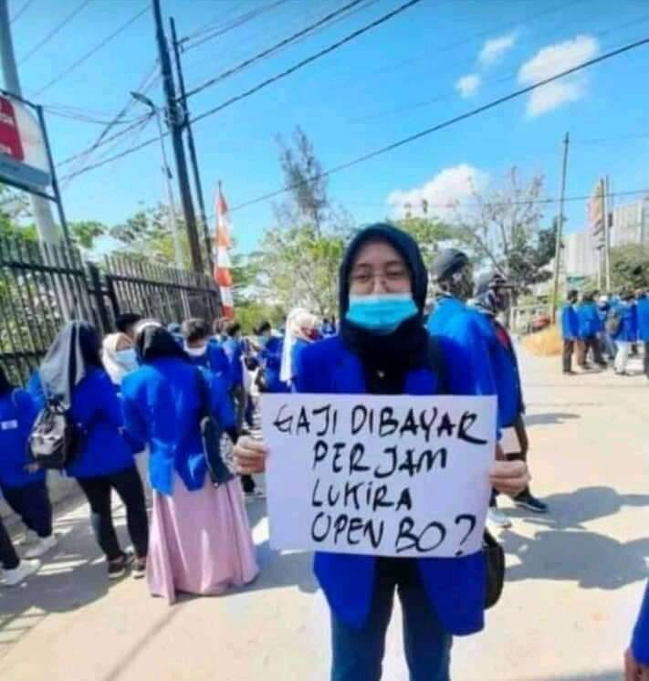 EllaZefa's tweet image. Gagal paham dengan kalimat dedek dedek yang ikut demo #OmnimbusLaw ini tolong dikasih nasehat wahai kalian om om keren @P3nj3l4j4h_id @03__nakula @NinjaCir3ng @TaliUdeng kasihan yg jomblo ditolak krn ada yg memilih jd istri ke 2