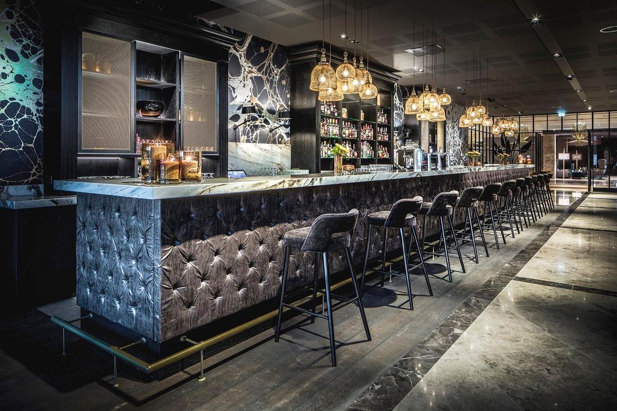 VAN HARTE WELKOM! ☕

Een zakelijke afspraak? Een kop koffie? Of toch rustig aan het werk in een inspirerende omgeving. U bent dagelijks van harte welkom in onze lounge of restaurant. Uiteraard dient u wel een reservering te plaatsen.