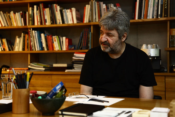 Bilgi Üniversitesi Mimarlık Fakültesi öğrenci ve mezunları, fakültenin kurucularından olan İhsan Bilgin'in hiçbir programda ders veremiyor olmasından dolayı kaygılı olduklarını, üniversiteden açıklama beklediklerini dile getirdiler #ihsanbilginintemelidir 
arkitera.com/haber/bilgi-mi…