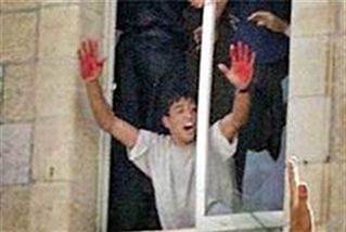 Mais ce sont ces images du lynchage, celle d’un de ses auteurs exhibant fièrement ses mains souillées du sang des réservistes qui ont tué l’idée selon laquelle la paix est possible, et l’ont remplacé dans la conscience israélienne par la certitude que seule compte la « sécurité »
