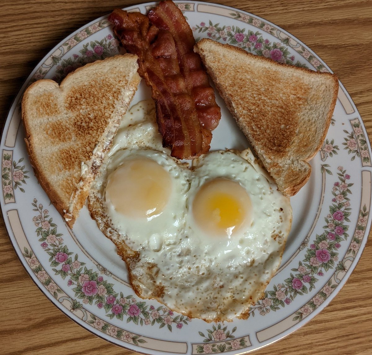 recipesallkinds's tweet photo. #TwoEggs, #Bacon &amp; #WhiteToast #allkindsofrecipes #testkitchen https://t.co/veLVcvHRFl
