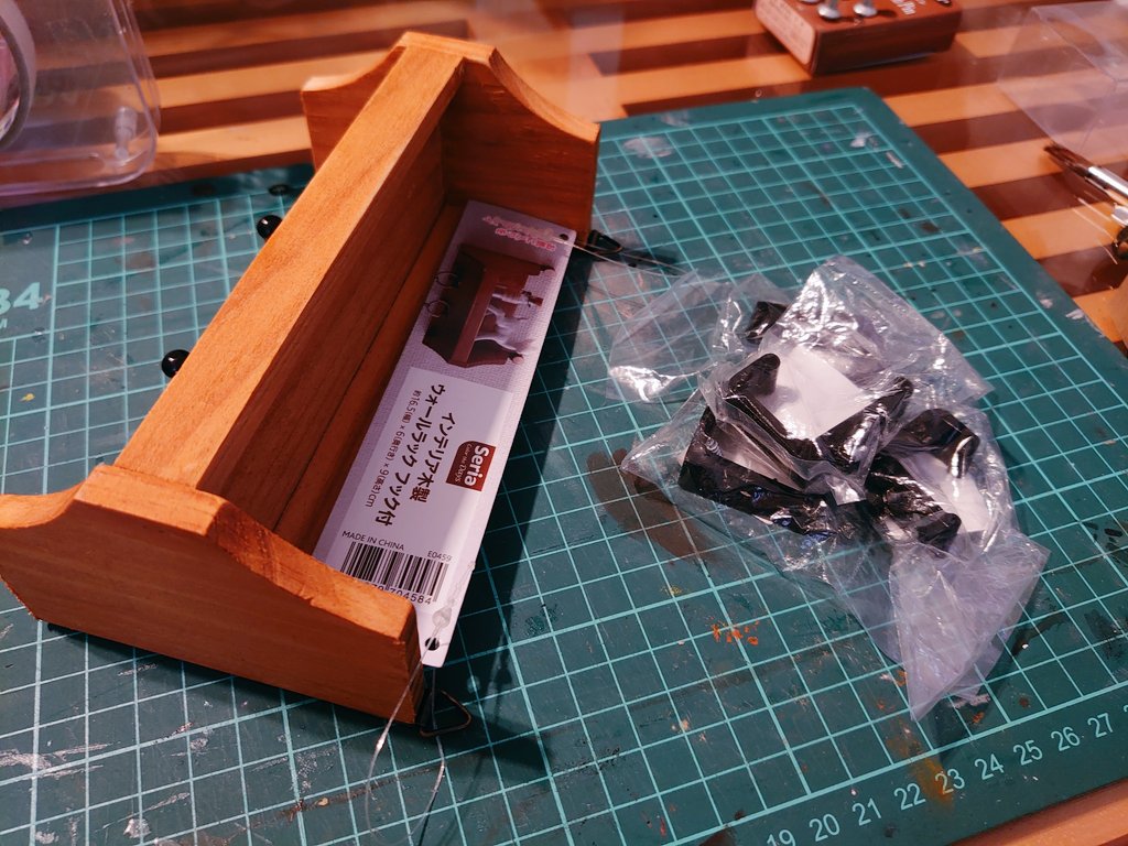 Yamahobby セリアさんで 木製ウォールラック フック付 買う 大体高さ2 5cmのフックを4つ買う 私はホームセンターで購入 ウォールラックについてる金具等を取り外す 底面に買ってきたフックを取付ける ちょっと座面が浅いけど1 12両側ベンチの Yamahobby セリアさんで 木製ウォールラック フック付 買う 大体高さ2 5cmのフックを4つ買う 私はホームセンターで購入 ウォールラックについてる金具等を取り外す 底面に買ってきたフックを取付ける ちょっと座面が浅いけど1 12両側ベンチの