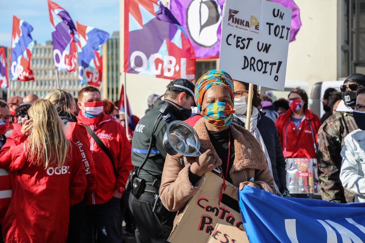 virgule_lu's tweet photo. « Un #toit , c'est un #droit » des associations réclament des logements dignes et abordables au #Luxembourg
ttps://www.wort.lu/fr/luxembourg/une-manifestation-pour-un-logement-digne-et-abordable-5f83f3a0de135b92362319ed
@gouv_lu @OGBL_Luxembourg @claetwitt @ASTI_LUX  @Diem25_Lux https://t.co/bCBk0AFq5s