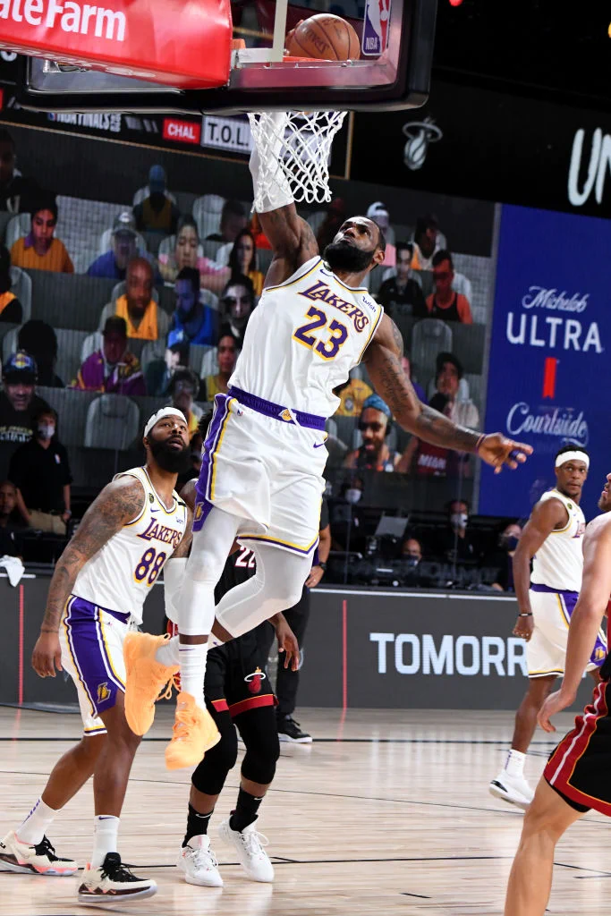 ロサンゼルス・レイカーズ、NBA17回目の優勝を飾る！