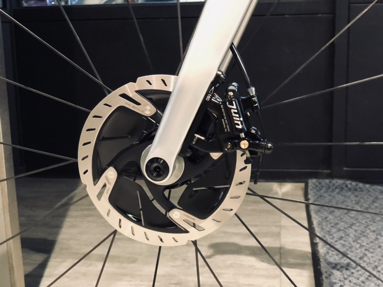 minkolin's tweet photo. SPECIALIZED & JUIN TECH F1 😘
#JUINTECH
#BMC #Specialized #F1 #Forged_Aluminum
#148gram https://t.co/Yzqf3gr8M1