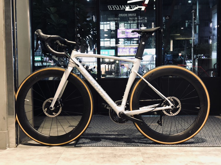 minkolin's tweet photo. SPECIALIZED & JUIN TECH F1 😘
#JUINTECH
#BMC #Specialized #F1 #Forged_Aluminum
#148gram https://t.co/Yzqf3gr8M1