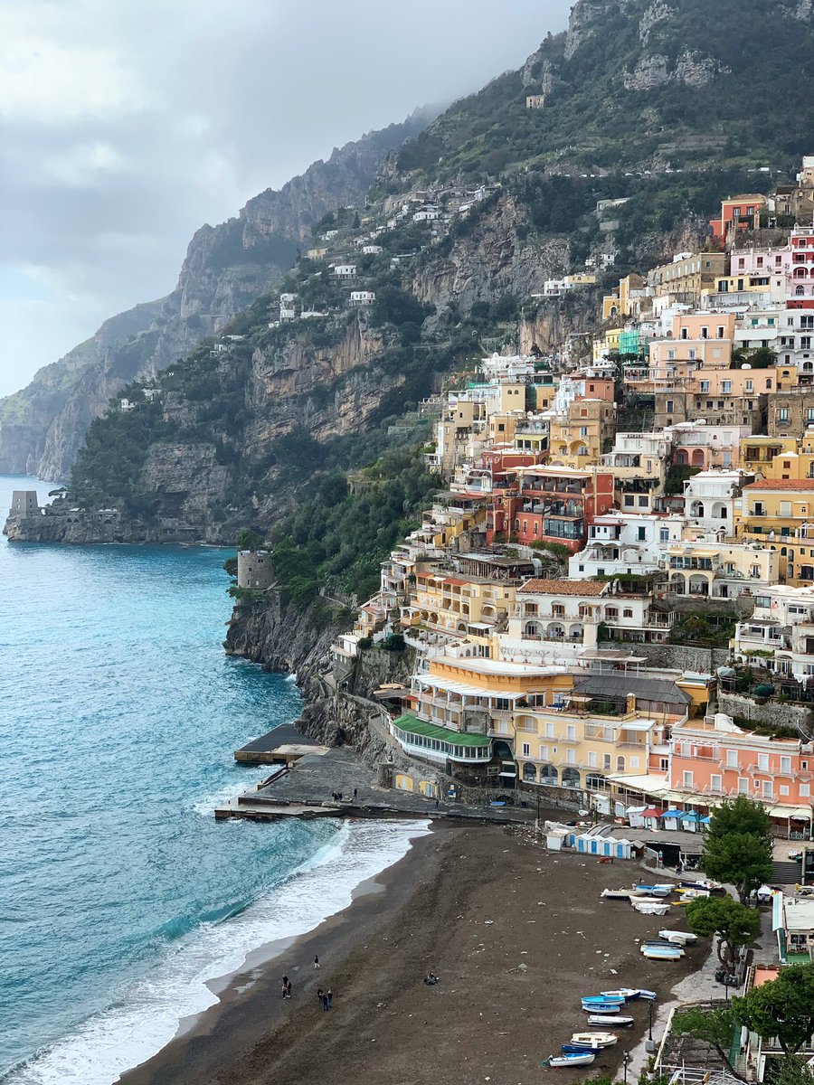 LourRossi's tweet photo. Positano en invierno - Positano en verano ✨ https://t.co/ZhZkMVIciu