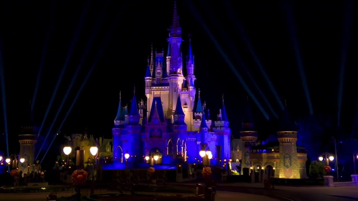 ABC just just showed Cinderella Castle lit in purple and gold and I LOVE IT! #LAKERS