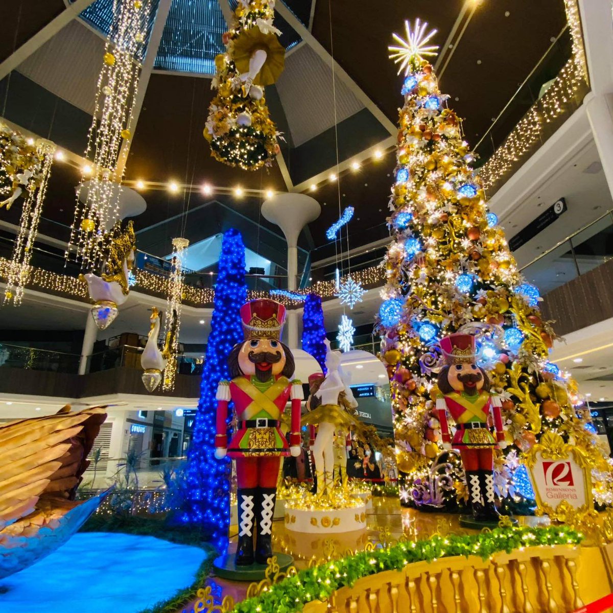 RobinsonsMalls's tweet photo. Kick off a tremendously merry & bright holiday season by striking a pose in front of Robinsons Galleria's Swan Lake Christmas display๐
#JoysOfChristmas #ChristmasShinesAtRMalls #ShimmerAtRMalls https://t.co/g76zMKeaut